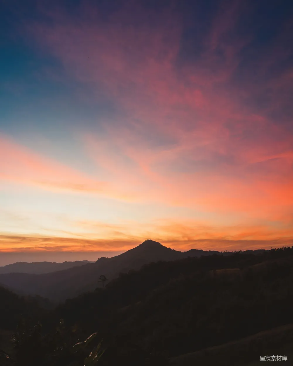 高清摄影  夕阳正落于山脉之上