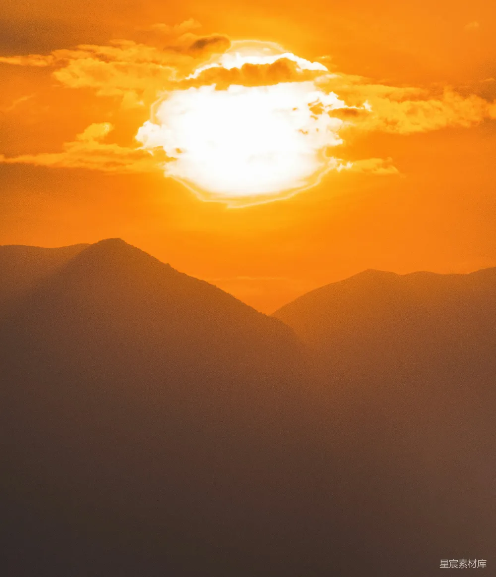 高清摄影  夕阳正在山峦上落下。