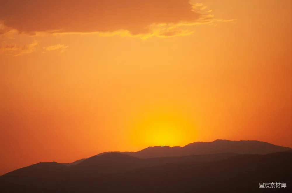高清摄影 自然 夕阳正投射在山脉之上