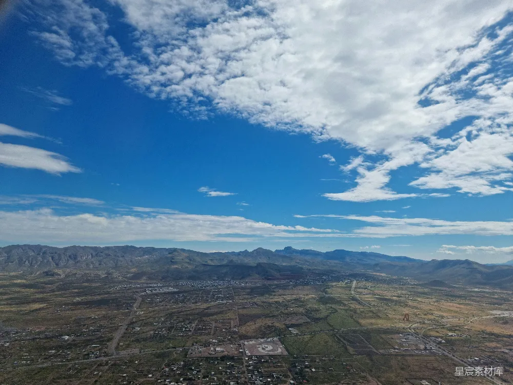 高清摄影  一幅有山有云的风景图