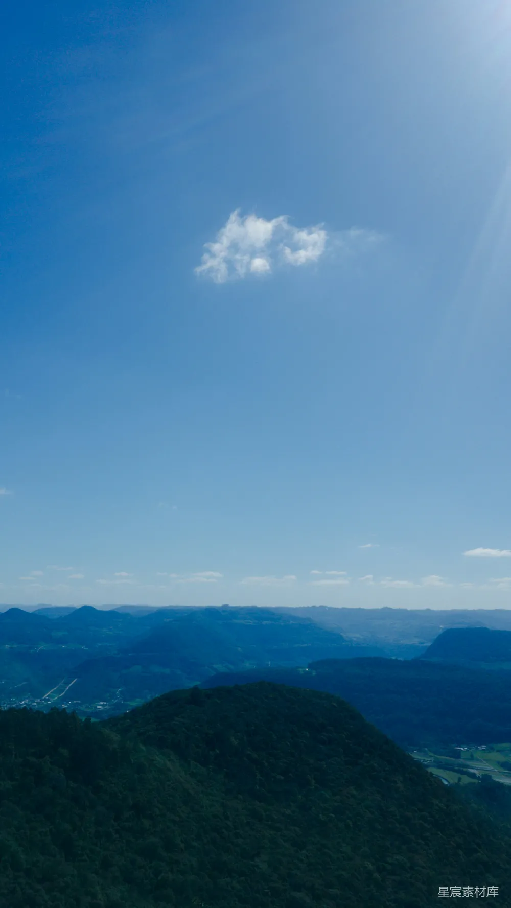 高清摄影  蓝天下的青山在白天