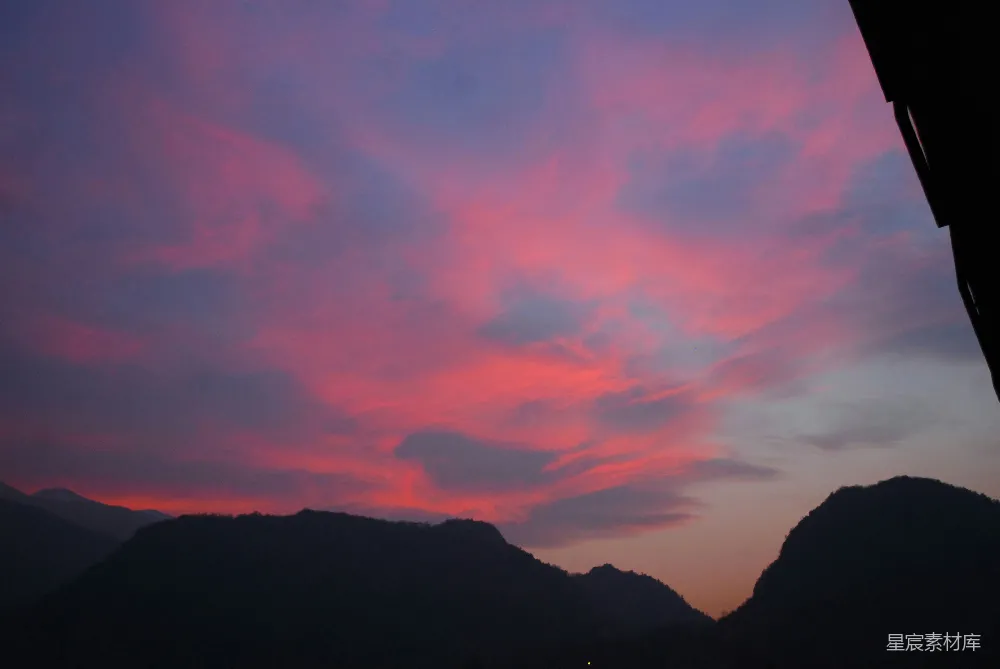 高清摄影 自然 壁纸 粉蓝相间的天空，背景是群山。