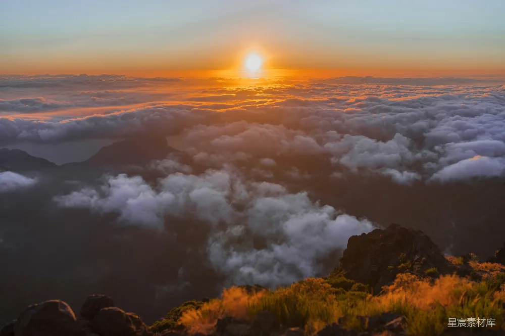 高清摄影  夕阳在山脉的云层中缓缓落下。