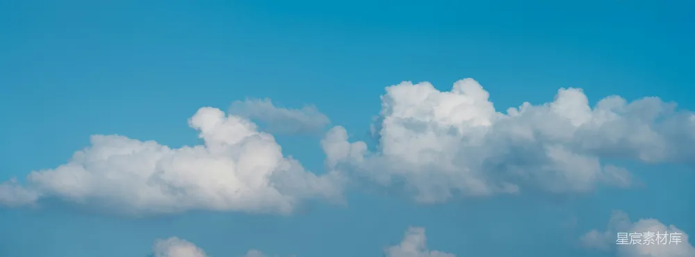 高清摄影 自然 一架飞在天空中的飞机，周围有很多云层。