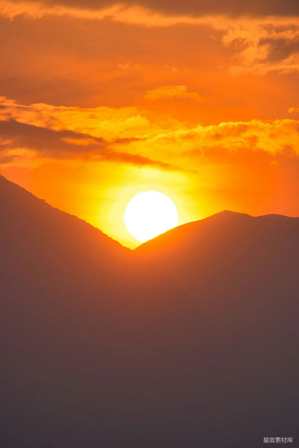 高清摄影  太阳正在山脉上空落下。