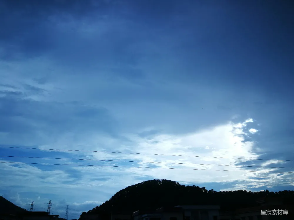 高清摄影  山峦下的剪影在蓝色的背景下