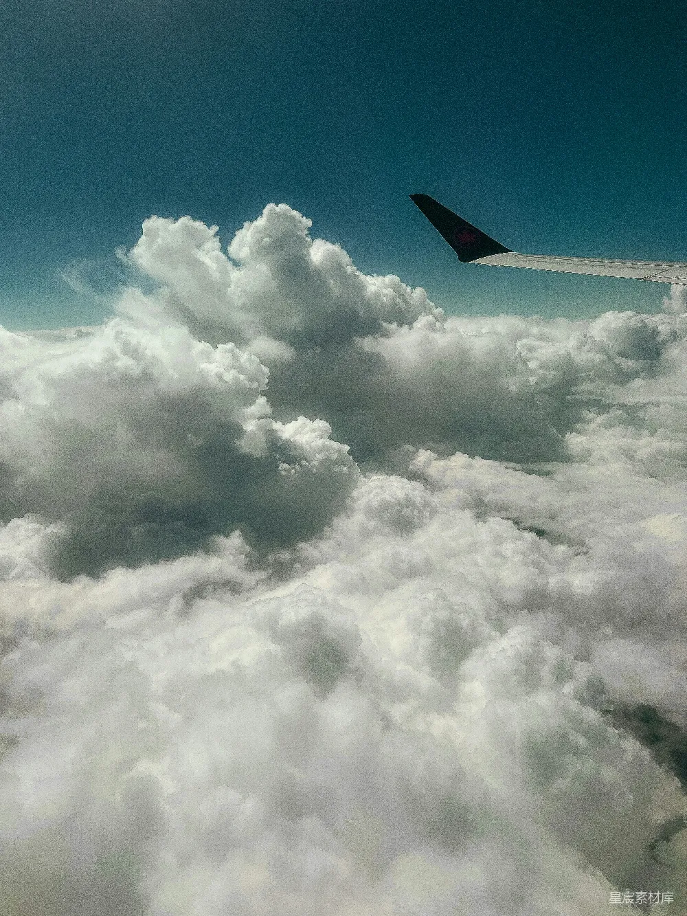 高清摄影  飞机机翼在空中的景象