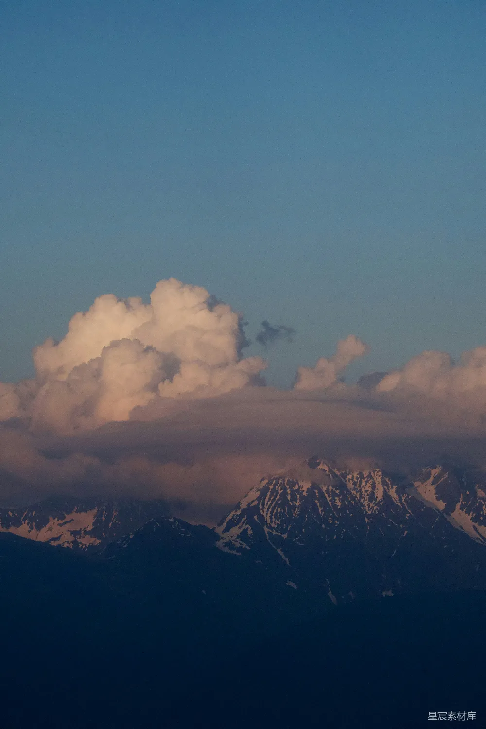 高清摄影  山脉远景，天空中有云层。