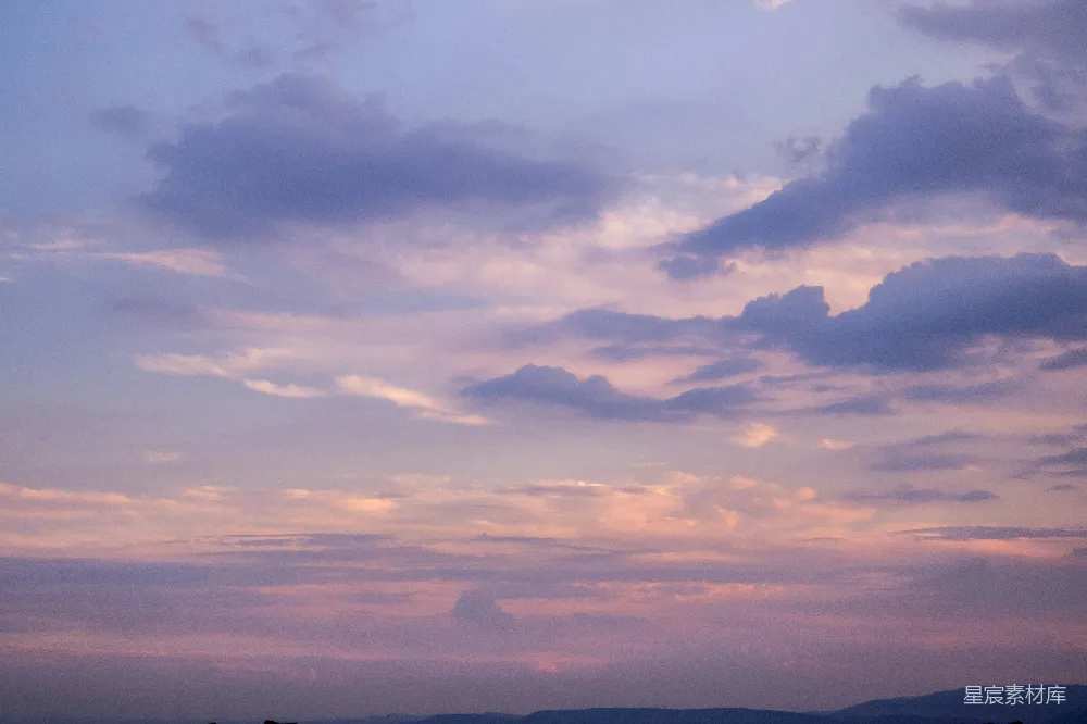 高清摄影  一架飞机在夕阳下飞行。