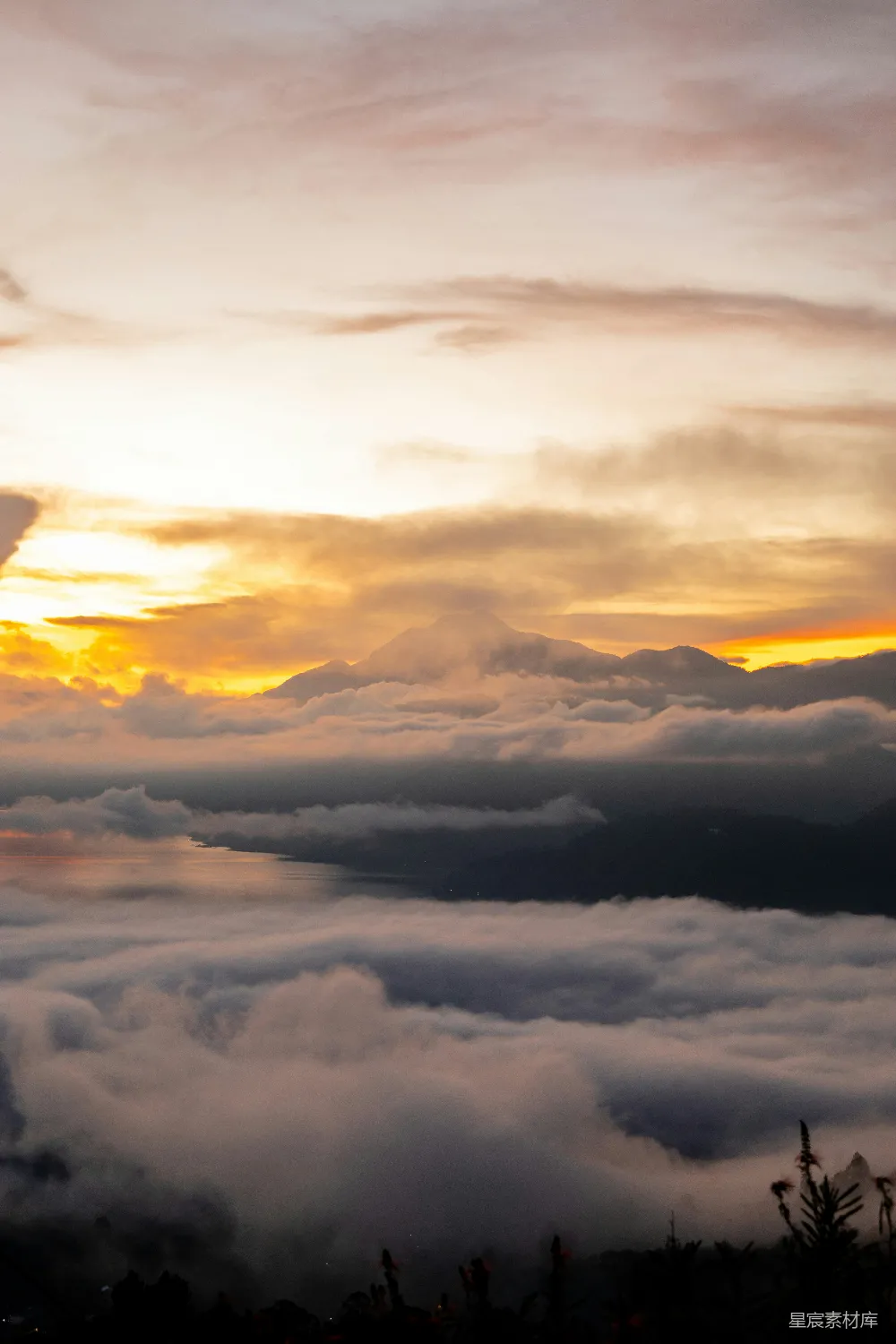 高清摄影  夕阳在山间的云层中落下。