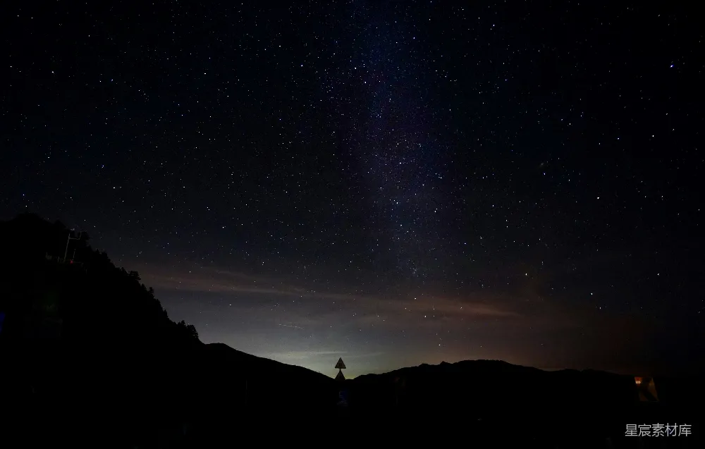 高清摄影 壁纸 在星空下，站在山丘上的人的剪影
