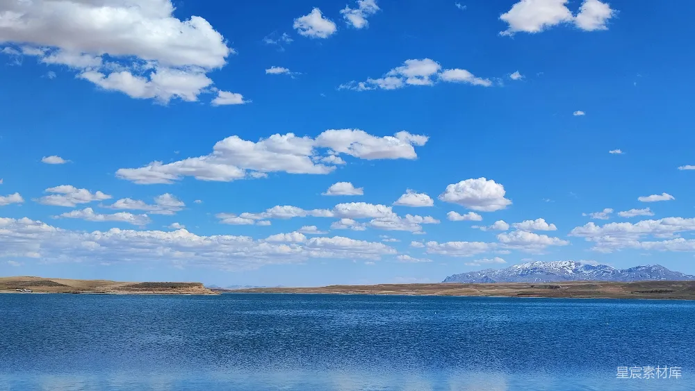 高清摄影  一片被群山环绕的水域