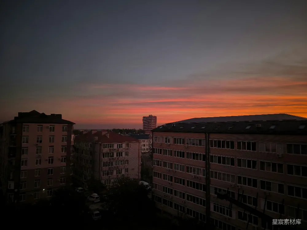 高清摄影  建筑物在色彩斑斓的夕阳背景下剪影。