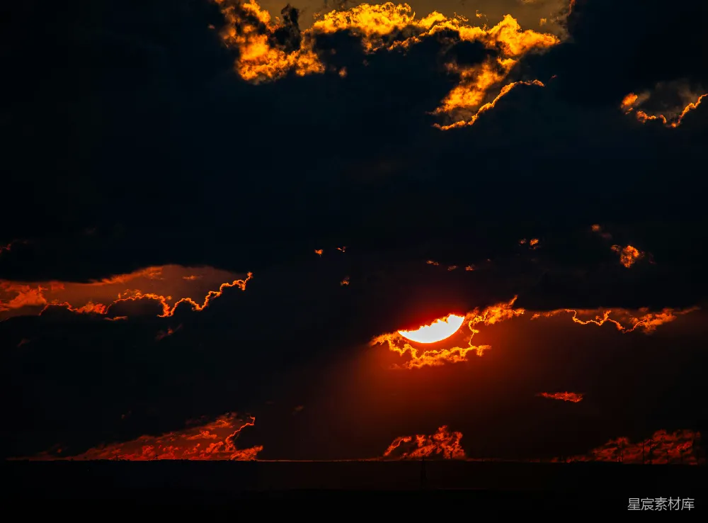 高清摄影 自然 壁纸 夕阳在漆黑的天空中落下