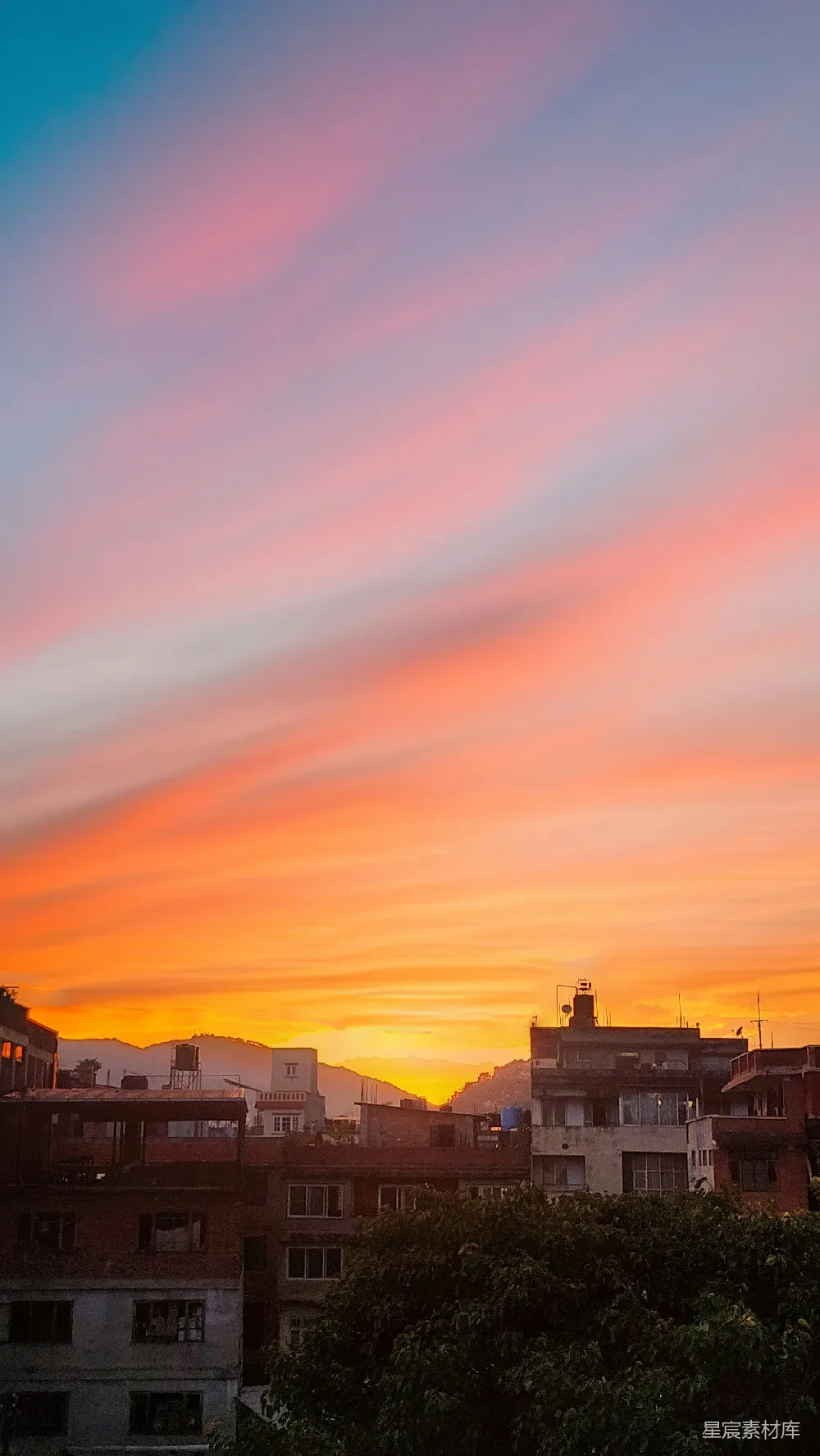高清摄影  城市上空的五彩夕阳，高耸的建筑在夕阳下显得格外壮观。