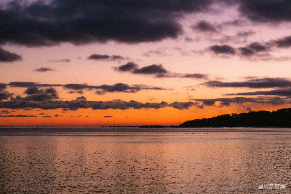 高清摄影  平静海洋上的夕阳与壮观云层