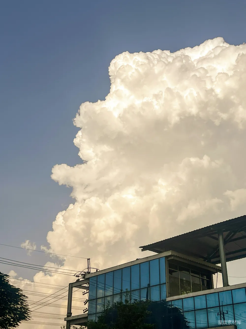 高清摄影 春天 壁纸 实验性 旅行 自然 现代建筑上方的大积雨云