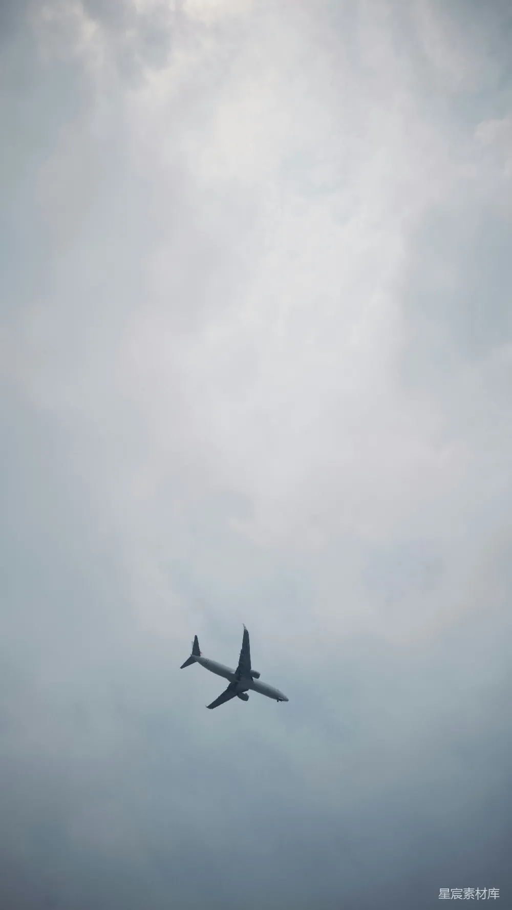 高清摄影  一架飞机在多云的天空中飞行。