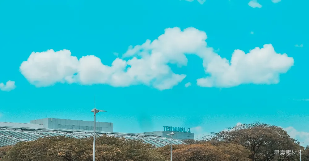 高清摄影  白云飘过白色和蓝色的建筑上