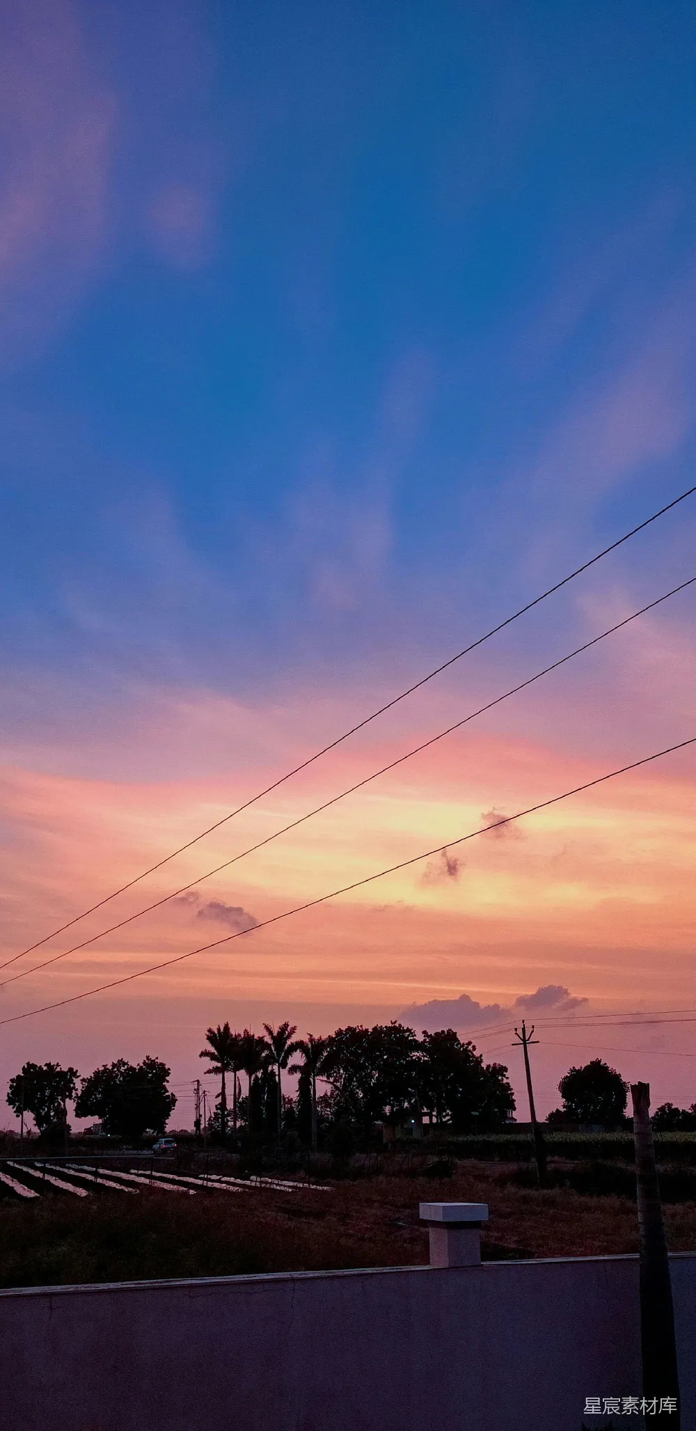 高清摄影  夕阳西下，天空呈现出粉红与蓝色交织的美景。