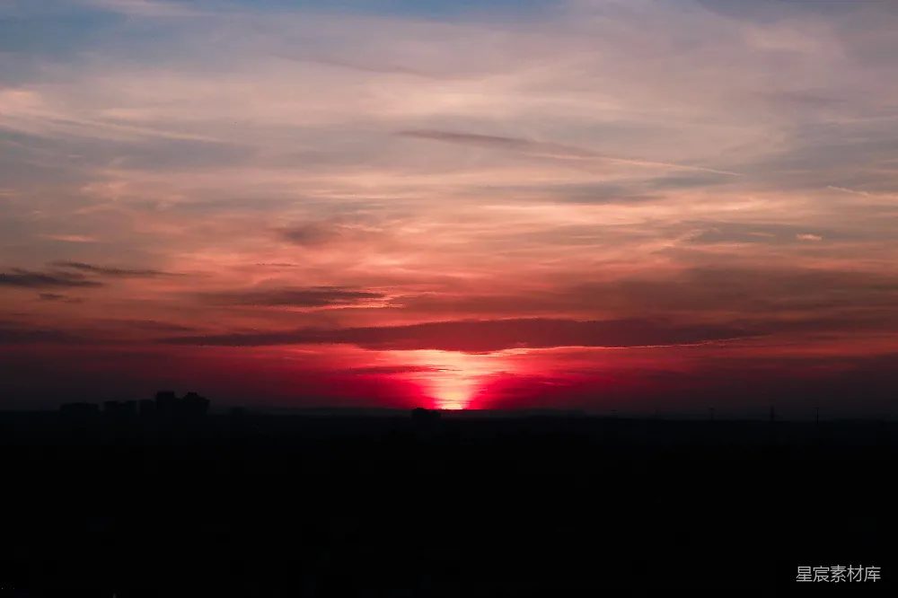 高清摄影 自然 夕阳正缓缓落在这座城市的地平线上。