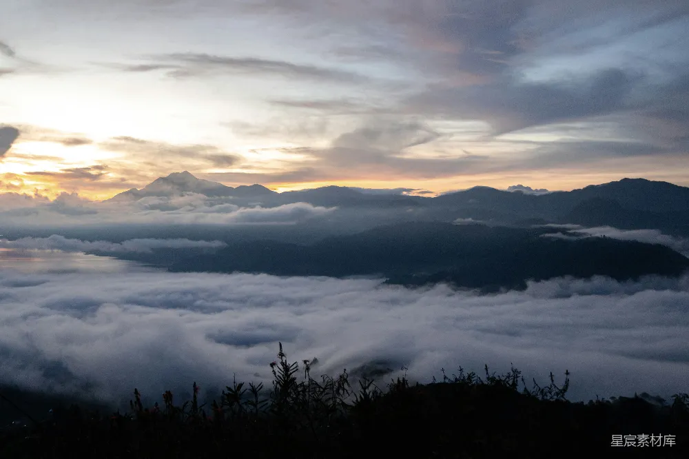 高清摄影  夕阳在山间云层中落下。