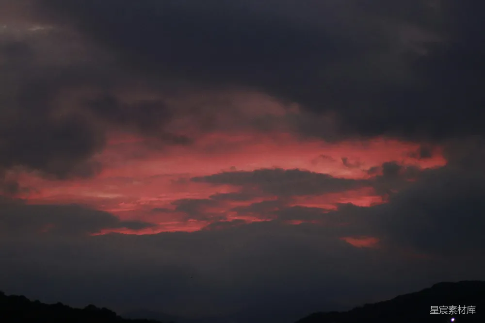 高清摄影  夕阳西下，夜空中的红云灿烂。