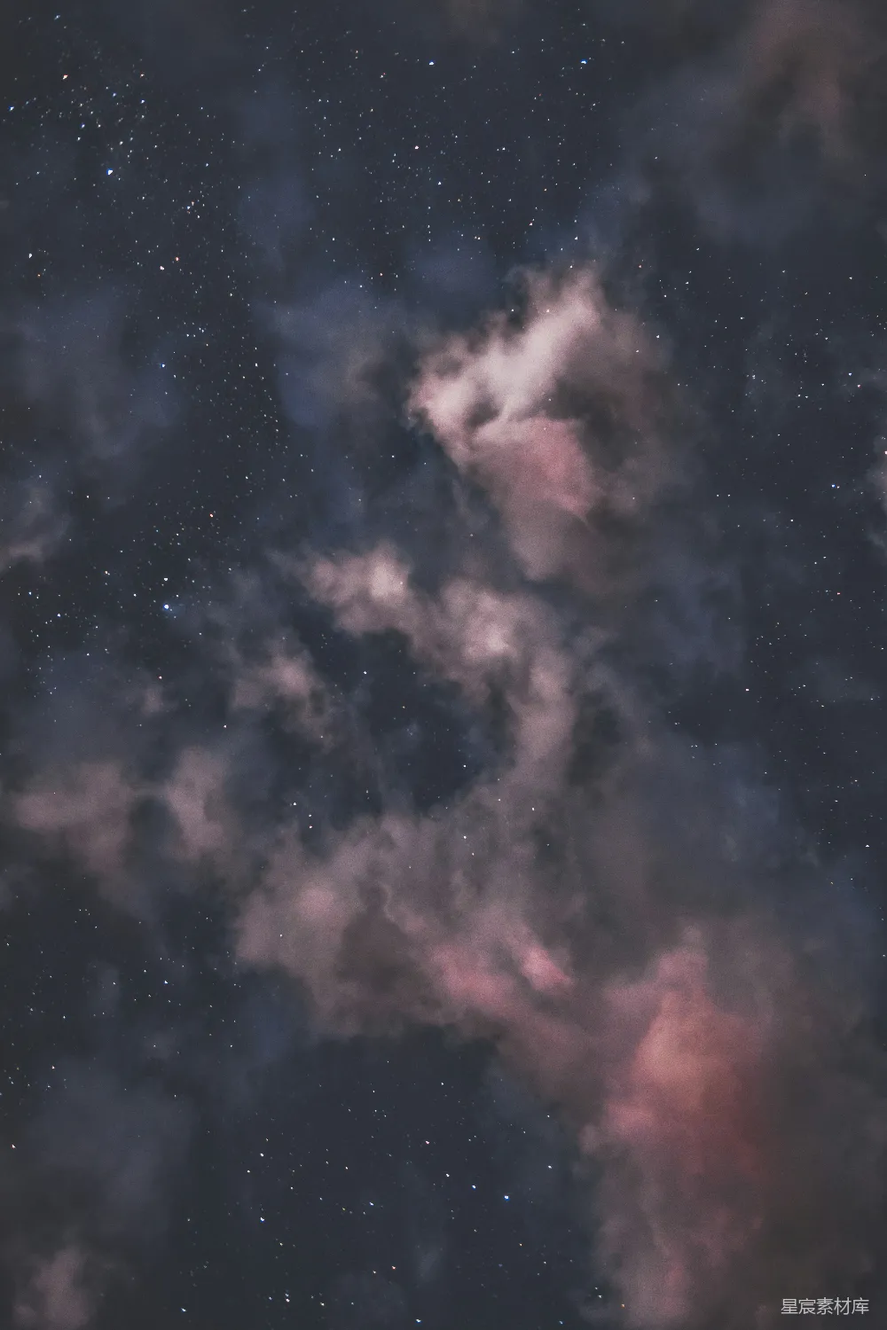 高清摄影 自然 夜空中充满了星星和云彩。