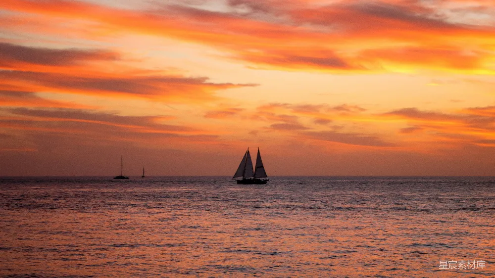 高清摄影  夕阳西下，帆船在大海中航行。