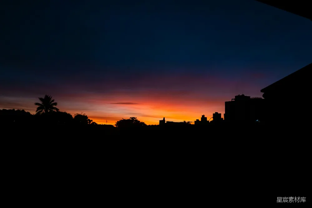 高清摄影  夕阳绚烂，树木和建筑物剪影分明