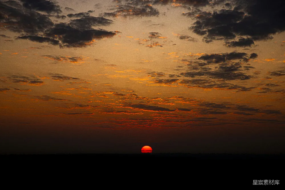 高清摄影 自然 夕阳灿烂，笼罩着黑暗的地平线