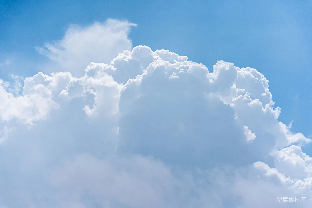 高清摄影  洁白的云朵漂浮在明亮的蓝天上。