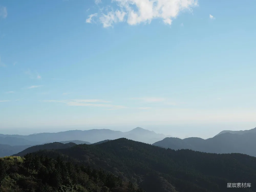 高清摄影  一幅山脉的景色，背景中有树木和山脉。