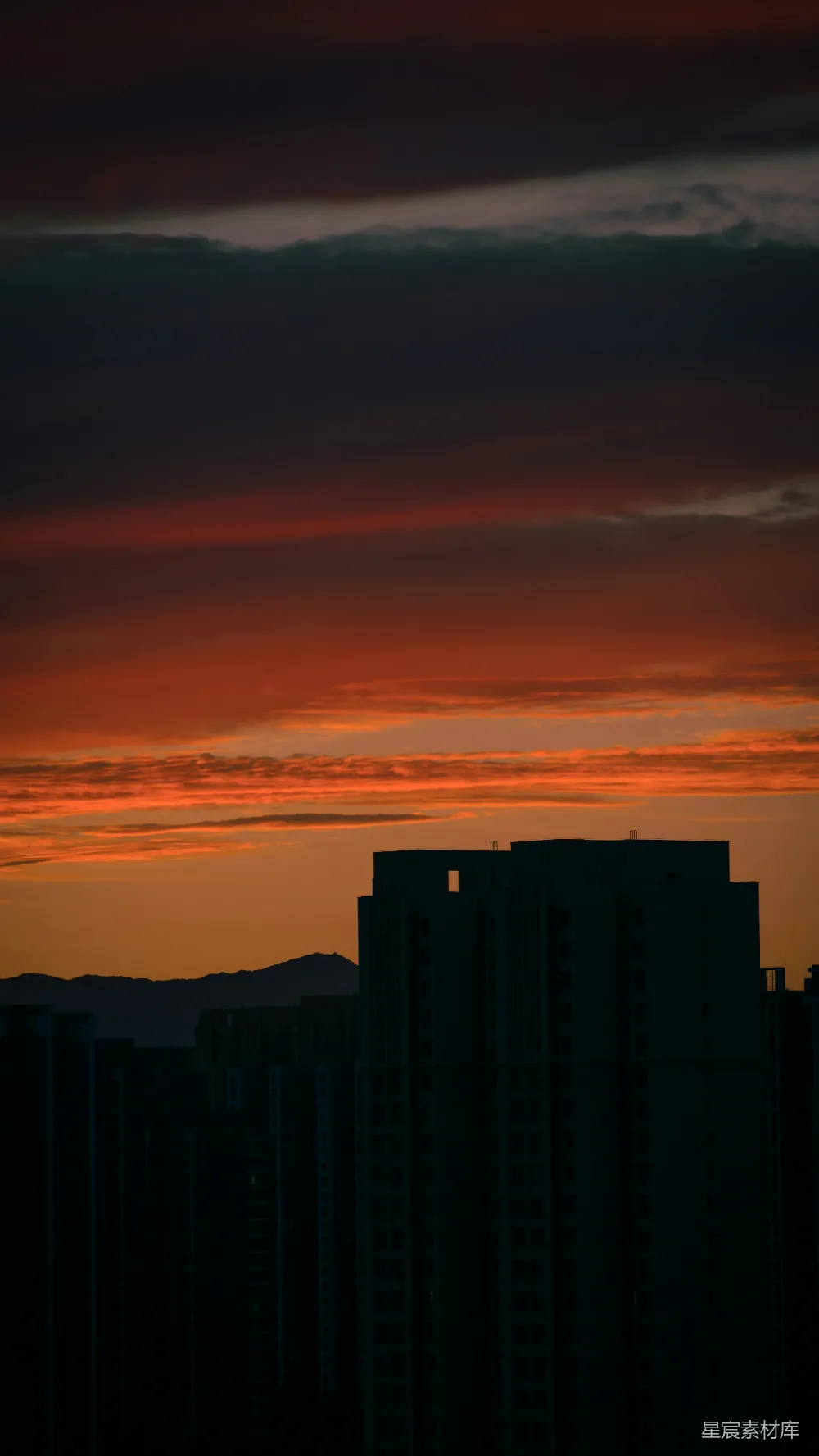 高清摄影  夕阳正落在这座高楼林立的城市上。