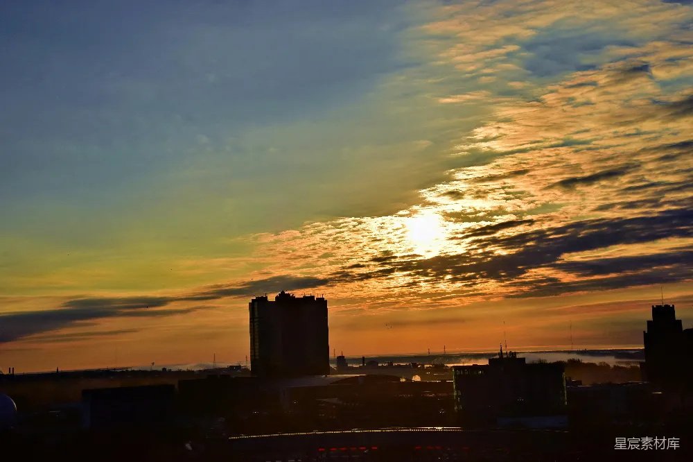 高清摄影  城市天际线上的夕阳，云彩变幻莫测