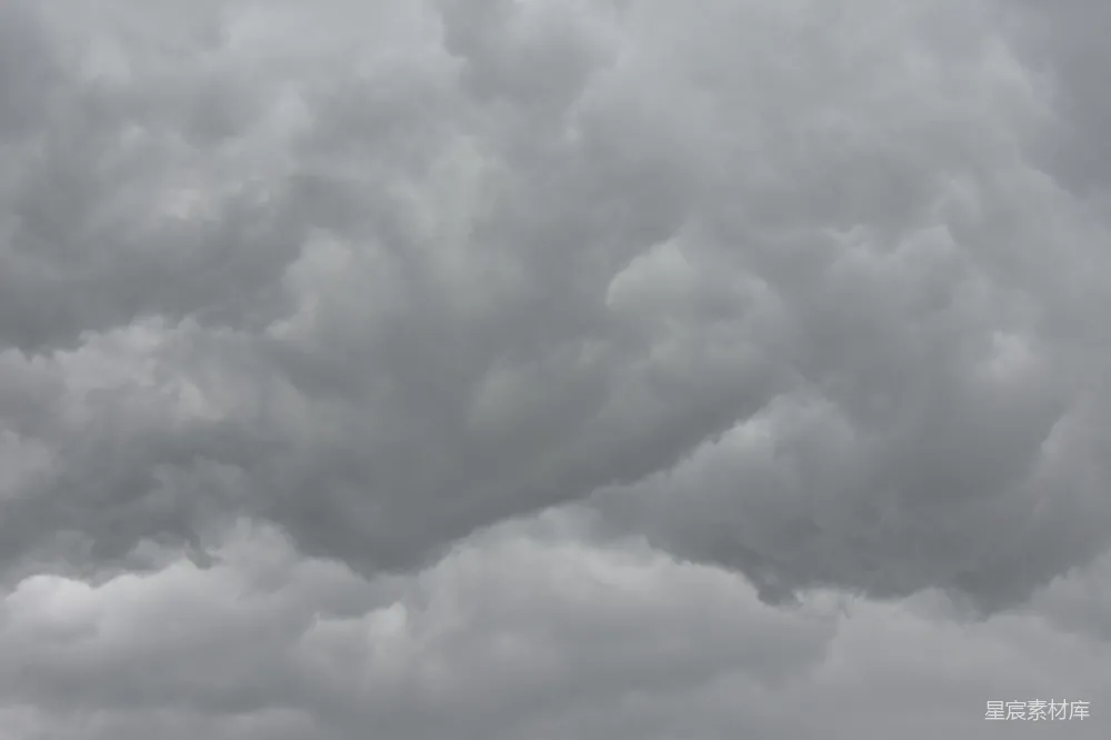 高清摄影  乌黑、厚重的灰色暴风雨云层覆盖了天空。