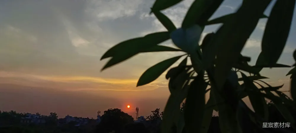 高清摄影  太阳正在城市地平线上落下。