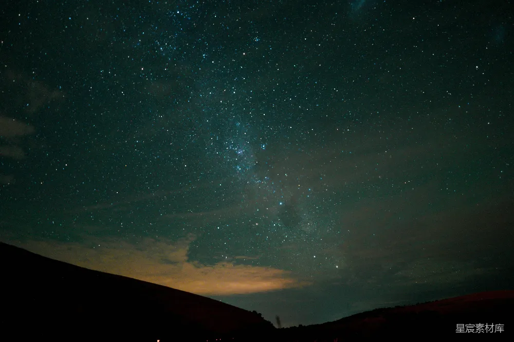 高清摄影 旅行 自然 夜空布满了星星和云朵。
