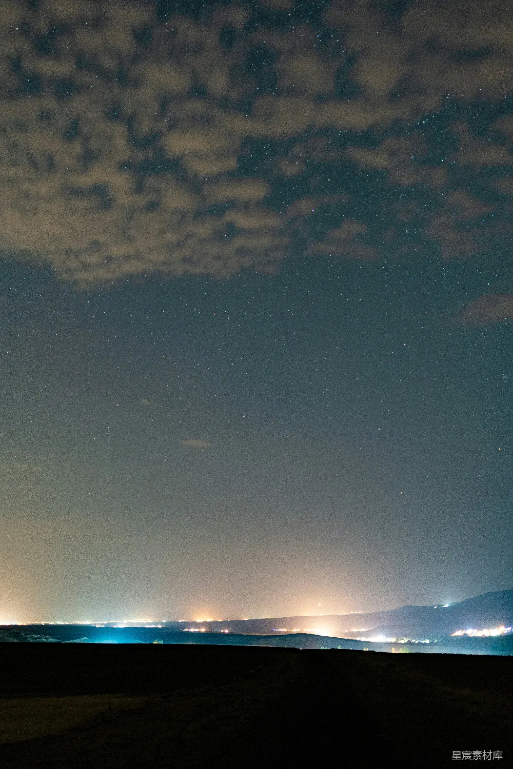 高清摄影 壁纸 夜空星光灿烂，云雾缭绕。
