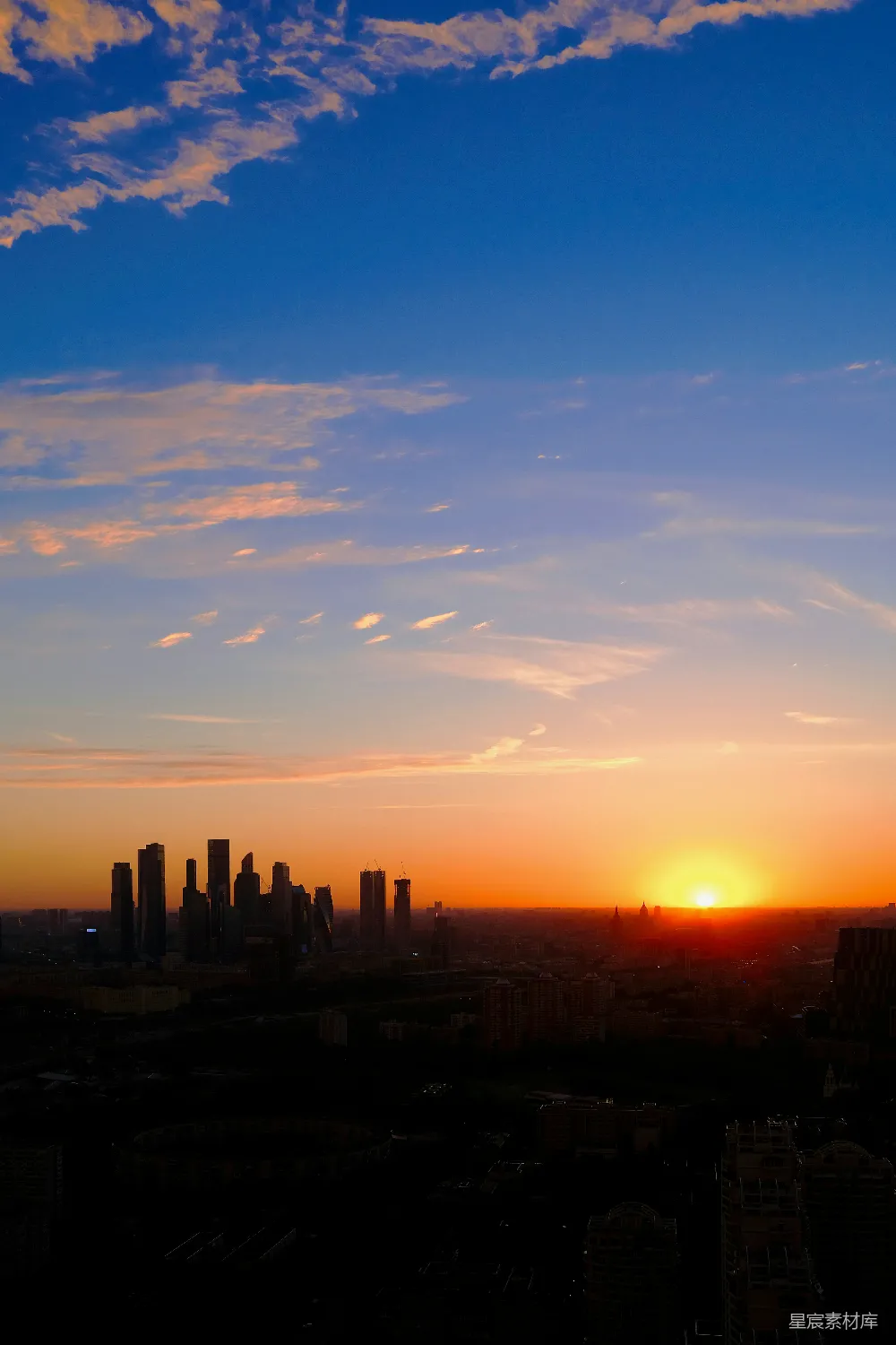 高清摄影  夕阳下城市建筑的剪影