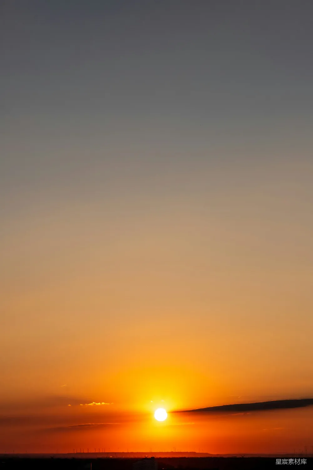 高清摄影  绚丽的橙色夕阳，地平线清晰可见。