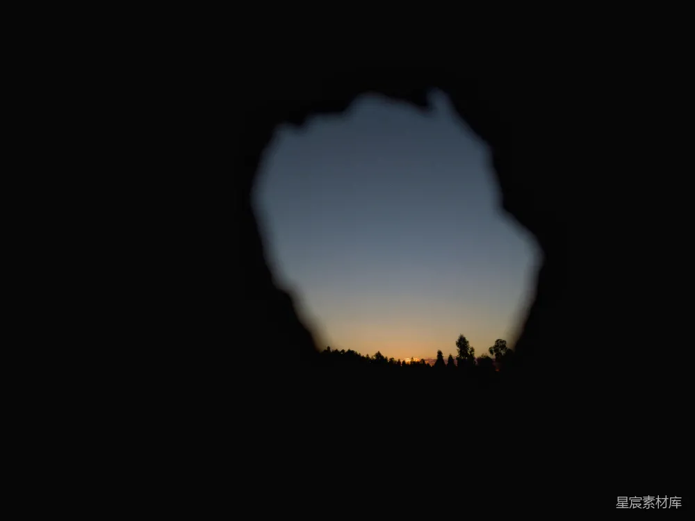 高清摄影  透过墙上的一个洞看夕阳的景色