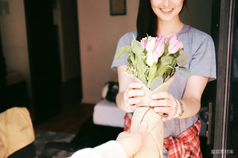 高清摄影  手捧花束的女人