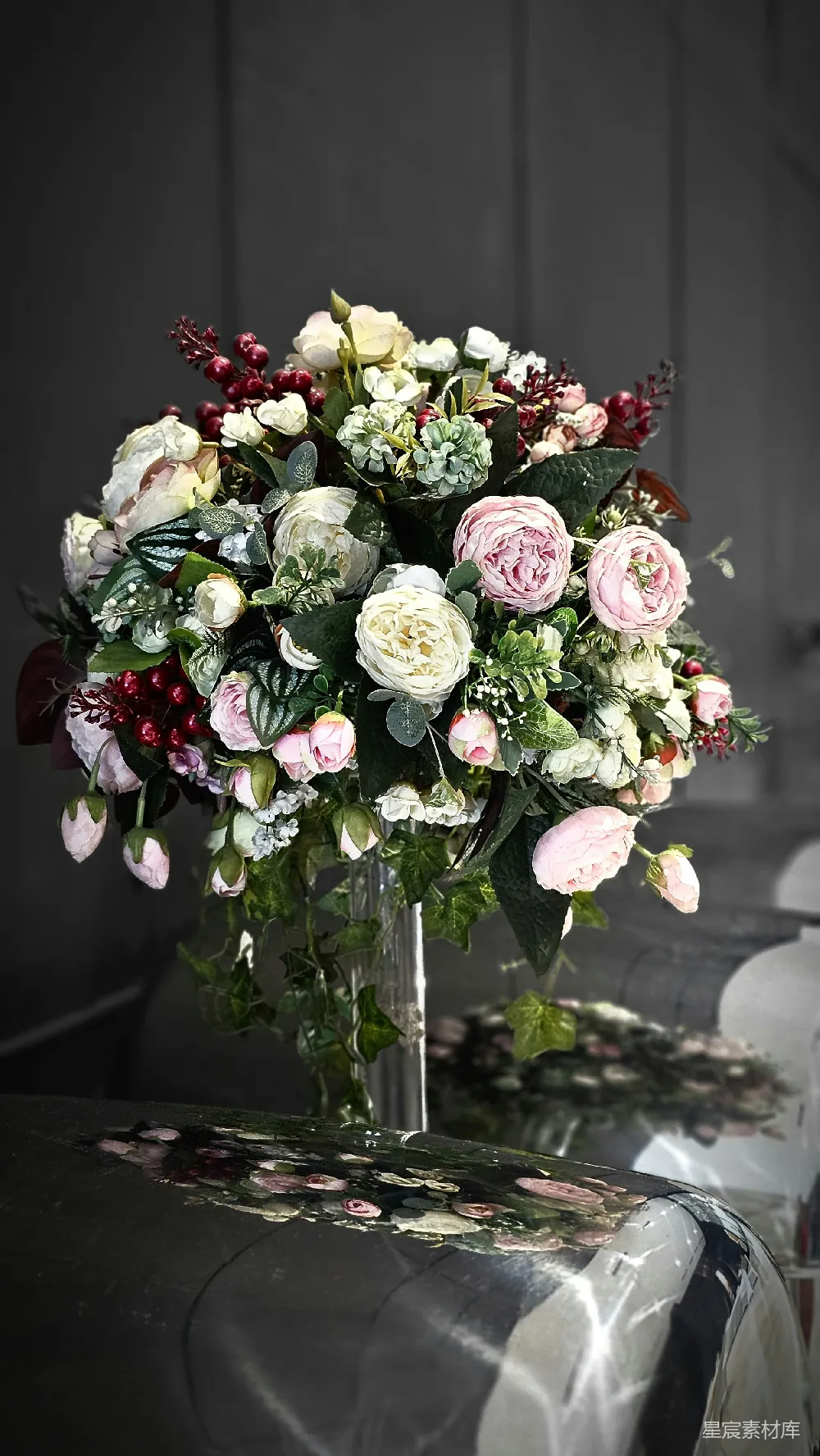 高清摄影  桌子上摆着一个装满许多花的花瓶。