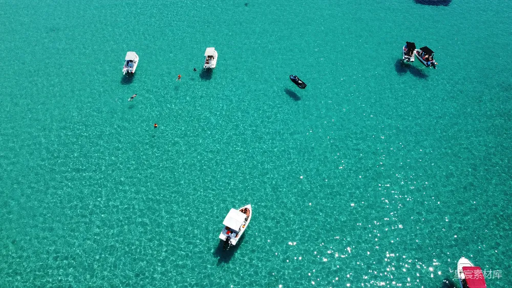 高清摄影  一群船漂浮在水面上。