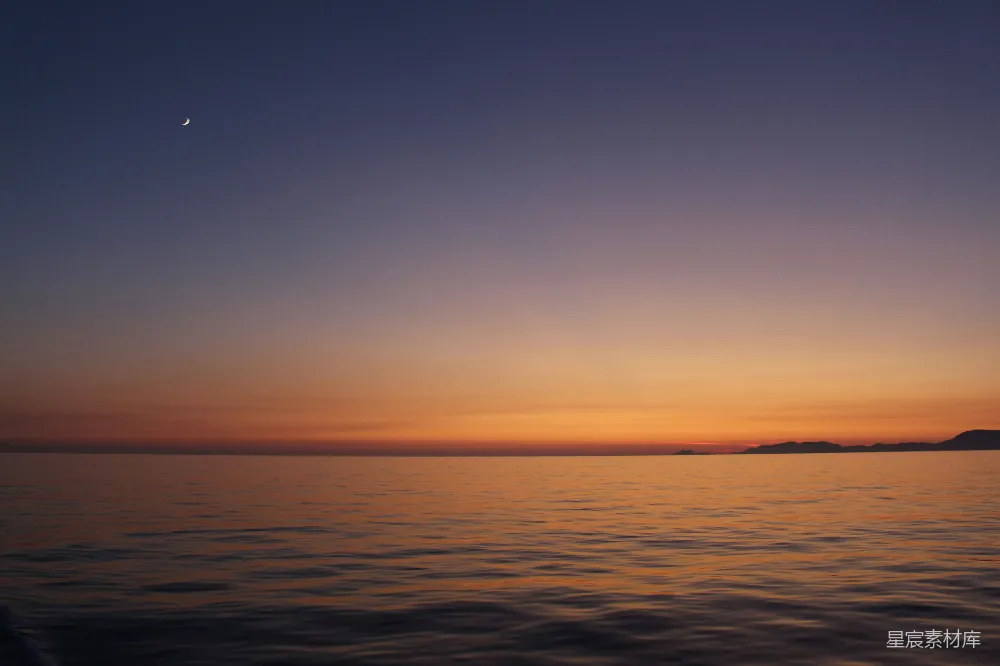 高清摄影  夕阳将温暖的色彩洒在海面上。