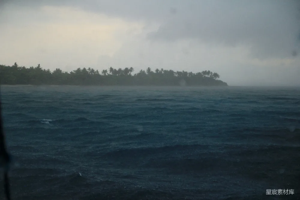高清摄影  暴风雨中的大海和遥远的雾蒙蒙的岛屿。