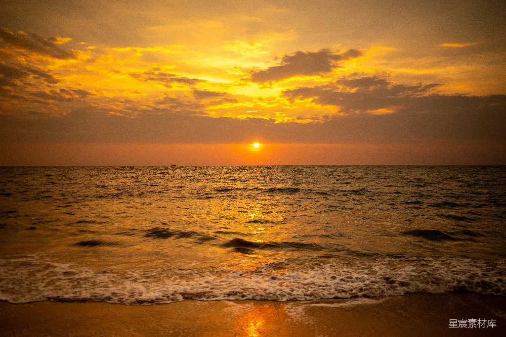 高清摄影  夕阳正照在海滩的水面上。