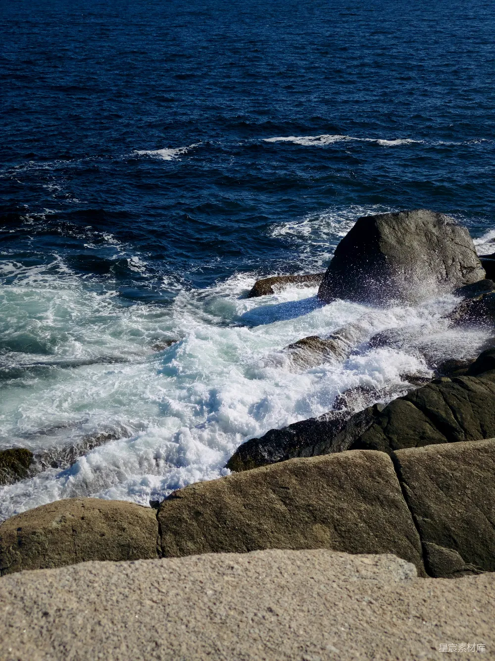 高清摄影  岩石海滩，海浪拍打