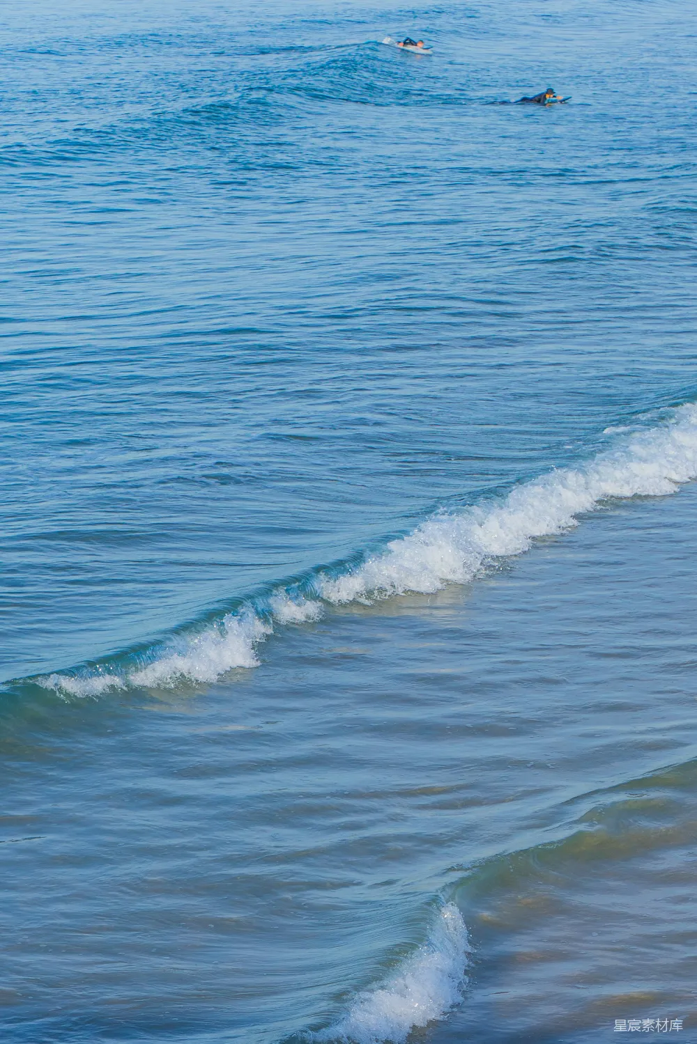 高清摄影  一个男人骑在海浪上冲浪板上